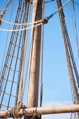 Arma ve eski ahşap yelkenli tekne ipler