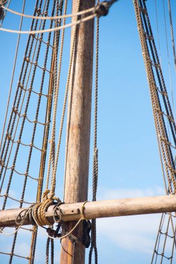 Direk, arma ve eski tekne yelken halatlar
