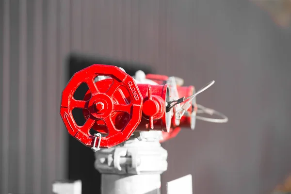 Industrielles rotes Ventil an Rohrleitungspumpe im Freien — Stockfoto