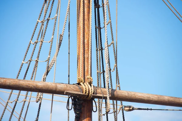 Rigging and ropes of wooden sailing boat — Stock Photo, Image
