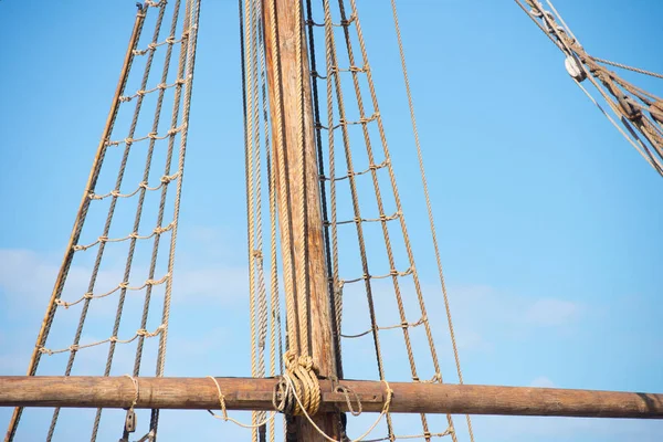 Rigging and ropes of ancient sailing boat — Stock Photo, Image