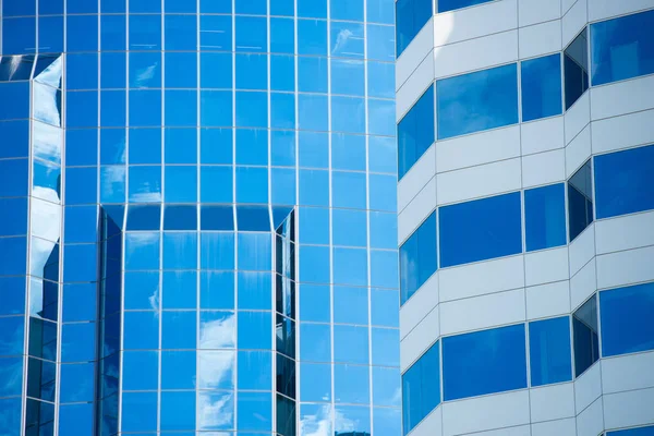 Bâtiments de bureaux filtrés texture de façade en verre — Photo