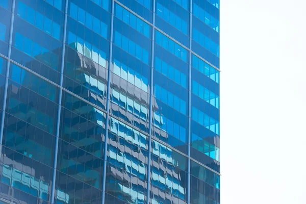 Miroir de fenêtre reflet immeubles de bureaux — Photo