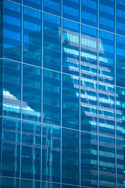 Fenêtre Miroir reflet immeuble de bureaux — Photo