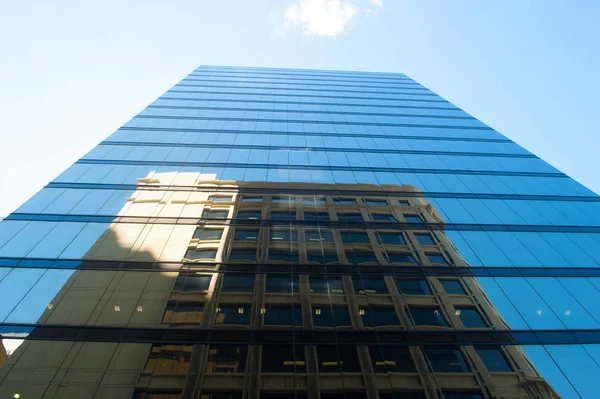 Réflexion miroir façade fenêtre de l'immeuble de bureaux — Photo