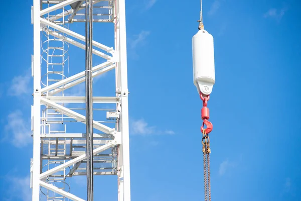 Cerrar la construcción de la grúa azul cielo telón de fondo — Foto de Stock