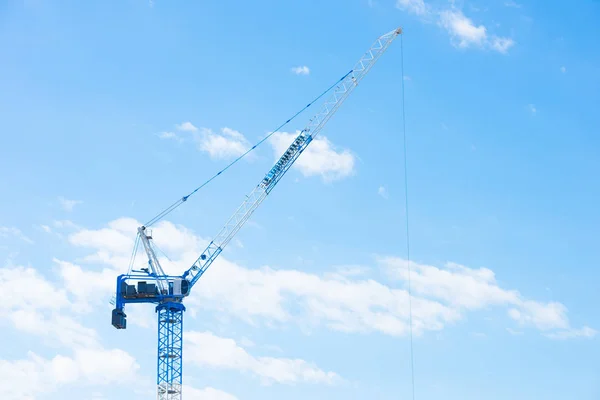 Építőipari daru kék ég háttér — Stock Fotó