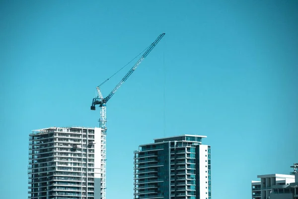 Grue sur le dessus de la construction de gratte-ciel — Photo