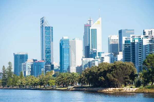 Skyline von Westaustralien am Schwanenfluss — Stockfoto