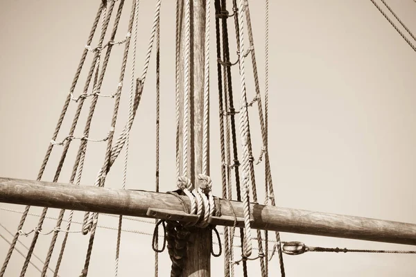 Aparejo y cuerdas de velero de madera — Foto de Stock