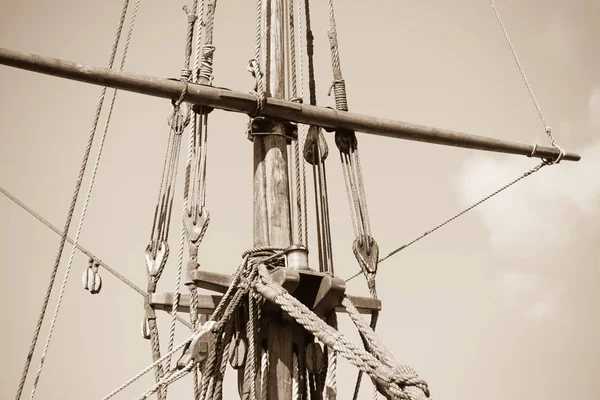 Gréement et cordes de voilier en bois — Photo