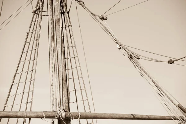 Rigging and ropes of ancient sailing ship — Stock Photo, Image