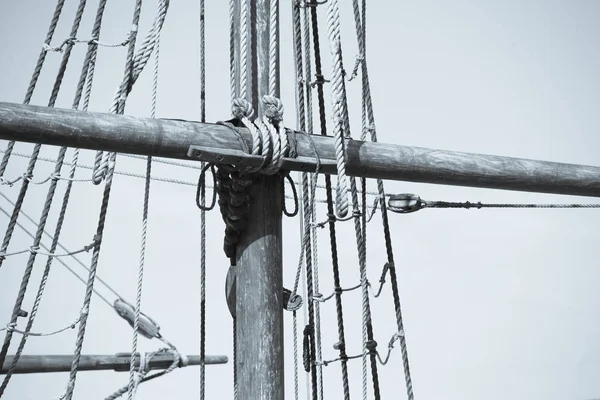 談合と木製帆船のロープ — ストック写真