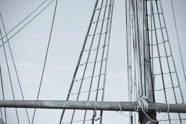 Rigging and ropes of ancient sailing vessel — Stock Photo, Image