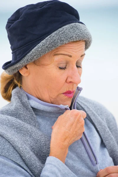 Donna matura in maglione caldo nel tempo freddo — Foto Stock