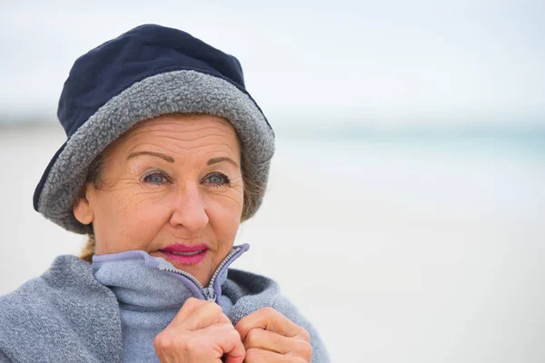 Senior vrouw in warme trui bij koud weer — Stockfoto