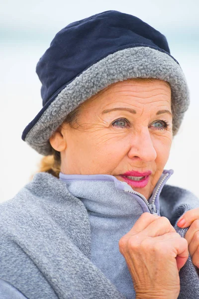 Glückliche reife Frau im warmen Pullover in der kalten Jahreszeit — Stockfoto