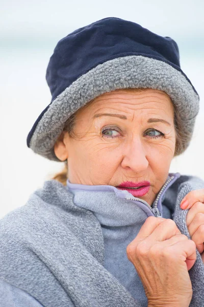 Mogen kvinna i varma jumper i kalla årstiden — Stockfoto