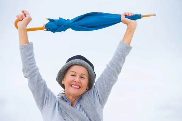 Mujer madura feliz con paraguas ojos cerrados Imagen De Stock