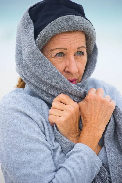Starší žena chladné období mimo — Stock fotografie