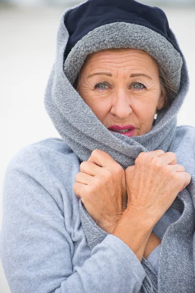 Attraktiv mogen kvinna kalla årstiden utanför — Stockfoto