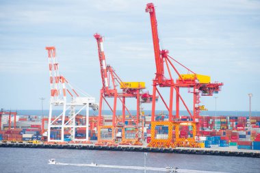 Konteyner kargo ve Vinçler Fremantle port Avustralya