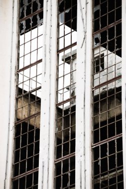 Filtre uygulanmış terk edilmiş hurdalığın fabrika pencere dışında