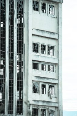 Filtre uygulanmış ıssız dışarıda endüstriyel harabe zarar