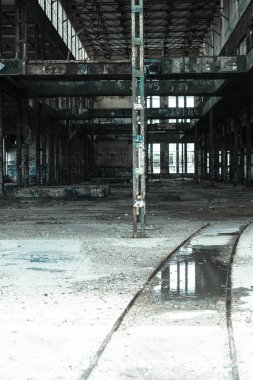 Filtre uygulanmış terk edilmiş hurdalığın endüstriyel harabe içinde