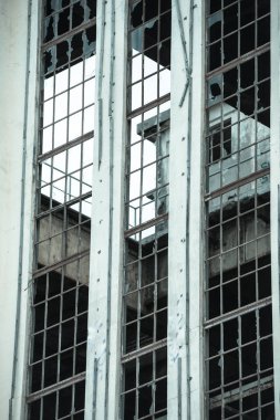 Filtre uygulanmış terk edilmiş hurdalığın fabrika pencere dışında