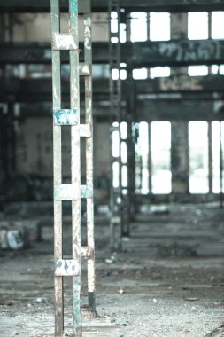 Filtre uygulanmış terk edilmiş hurdalığın yıkık endüstriyel harabe