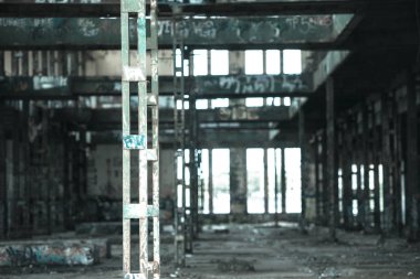 Filtre uygulanmış terk edilmiş hurdalığın endüstriyel harabe içinde