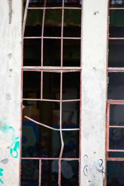 Terk edilmiş hurdalığın fabrika pencere dışında