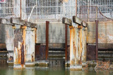 Atık su birikintisi Fabrikası'nda terk edilmiş