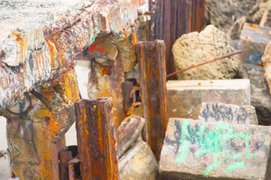 Rusty enkaz ve moloz daraltılmış Köprüsü