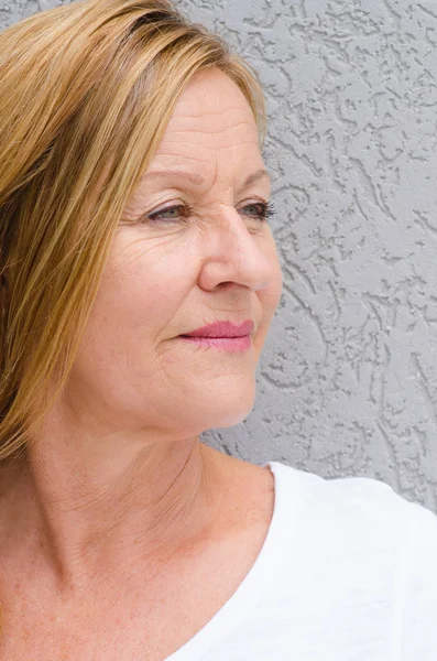 Ontspannen volwassen vrouw portret buiten — Stockfoto