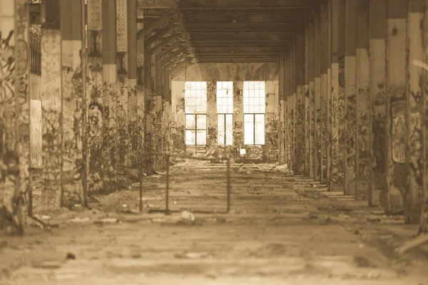 Filtrado abandonado vandalizado indústria ruína dentro — Fotografia de Stock
