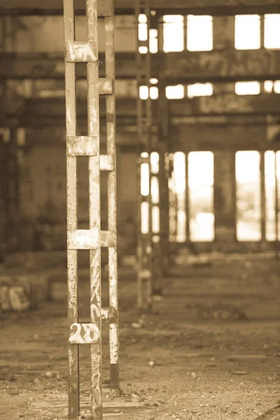 Фильтруемые заброшенные разрушенные промышленные руины — стоковое фото