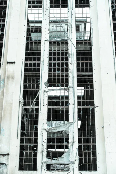 Fachada de ruína industrial vandalizada demolida filtrada — Fotografia de Stock