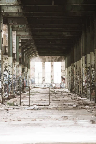 Фильтрованные разрушенные промышленные руины внутри — стоковое фото