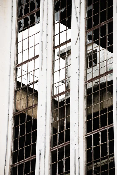 Ventana de fábrica vandalizada abandonada filtrada afuera — Foto de Stock