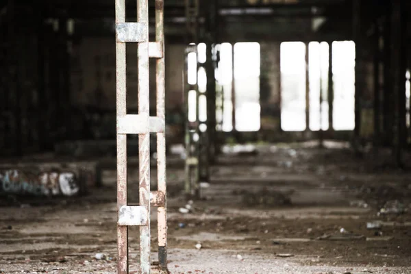 Filtrado abandonado vandalizado sujo industrial ruína dentro — Fotografia de Stock