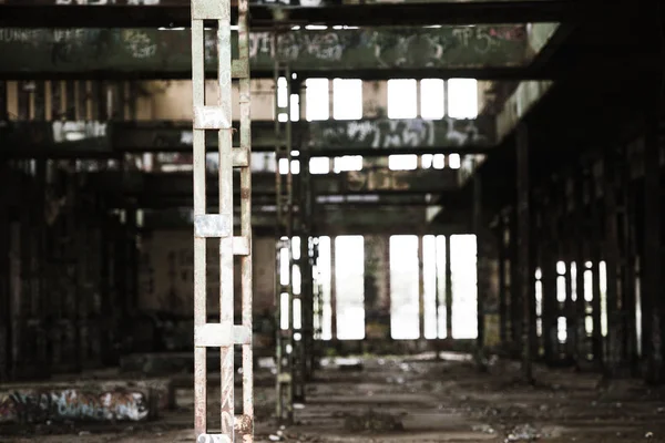 Фильтрованные разрушенные промышленные разрушения внутри — стоковое фото