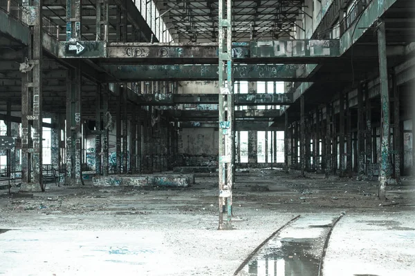 Фільтрований Покинутий вандалізований завод руїни всередині — стокове фото
