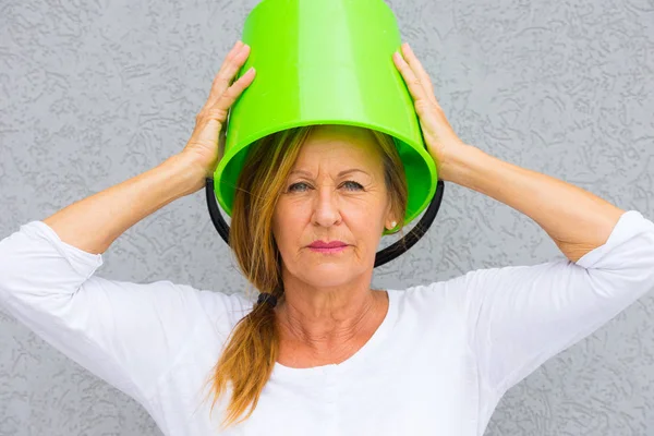 愤怒的女人用桶在头上 — 图库照片