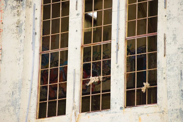 Yıkıldı fabrika harabe dışında terkedilmiş — Stok fotoğraf