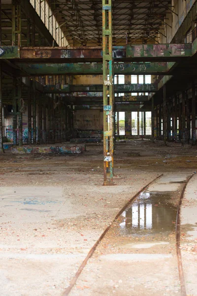 Заброшенные разрушенные промышленные руины внутри — стоковое фото