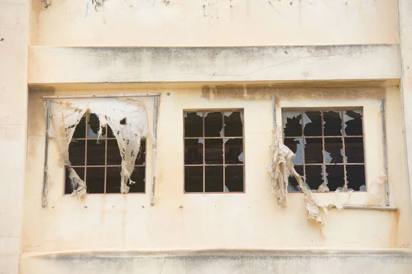 Κλείστε τα παράθυρα εγκαταλελειμμένο εργοστάσιο έχουν υποστεί βανδαλισμούς — Φωτογραφία Αρχείου