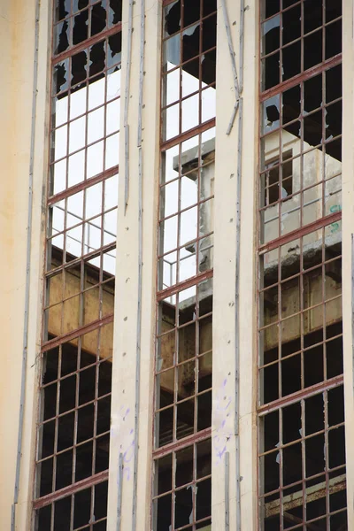 Ventana de fábrica vandalizada abandonada afuera —  Fotos de Stock