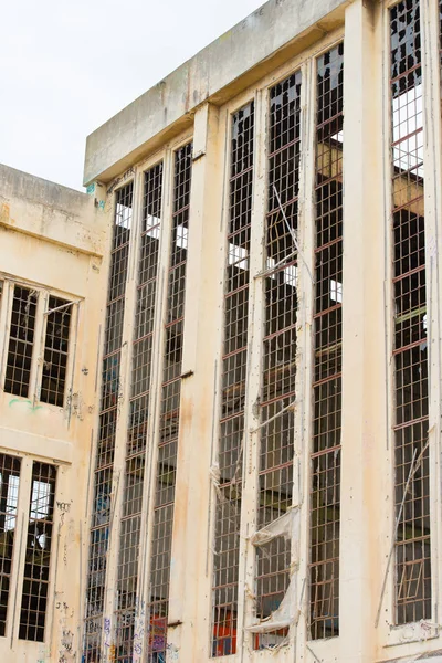 Fachada de ruina industrial vandalizada abandonada —  Fotos de Stock